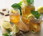 Apfel-Pfirsich-Eistee mit Minze
