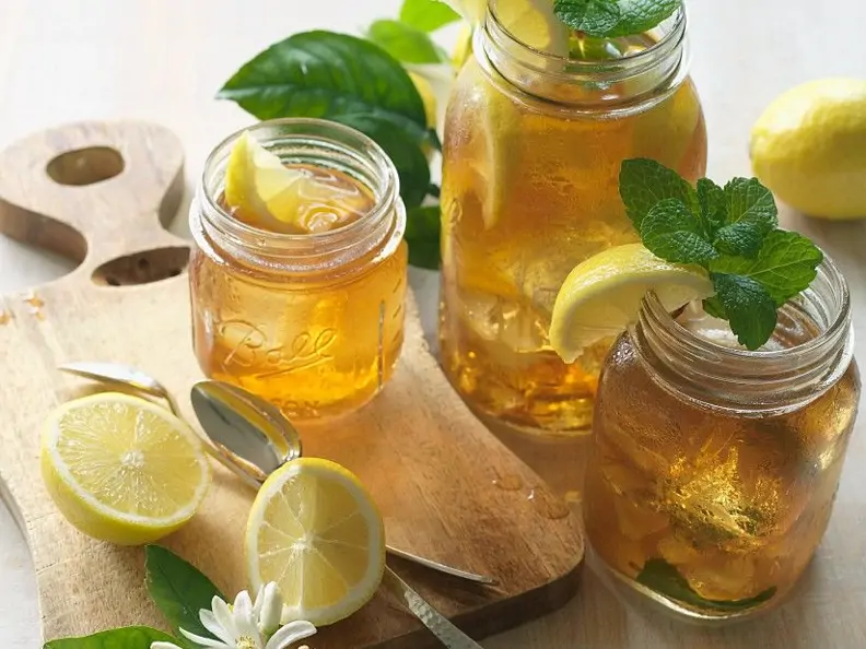 Apfel-Pfirsich-Eistee mit Minze
