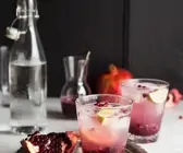 Schorle mit Granatapfelkernen