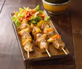 Putensatespieße mit Ananas und Apfel