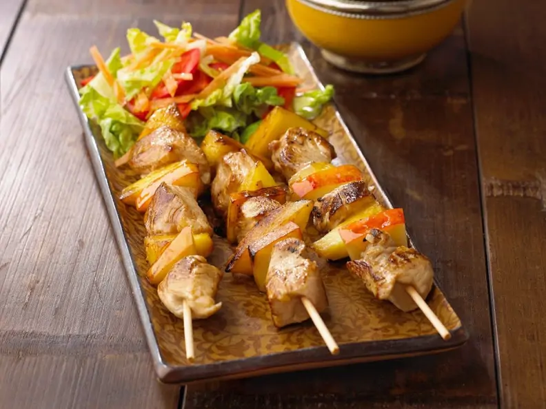 Putensatespieße mit Ananas und Apfel