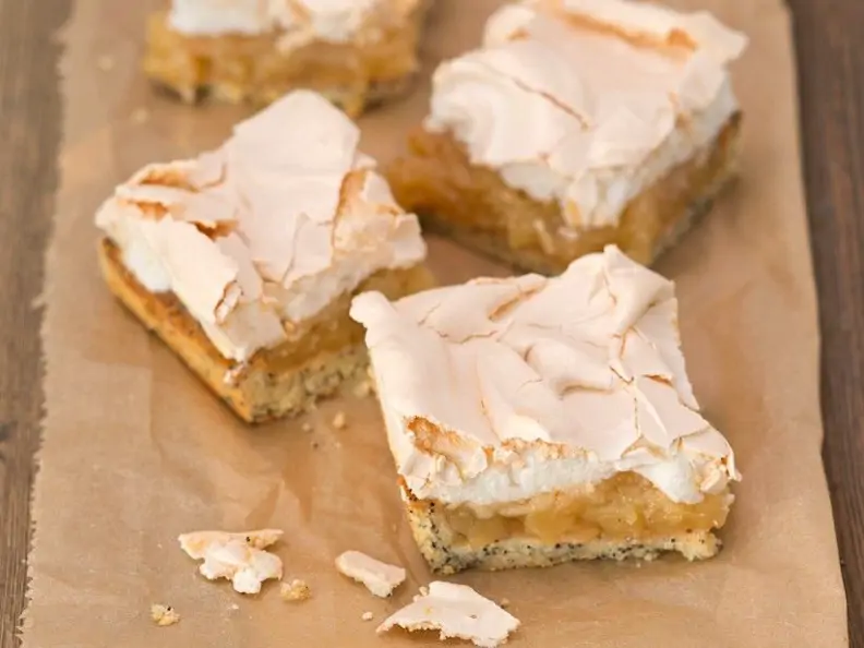Apfelkuchen mit Mohn und Baiserhaube