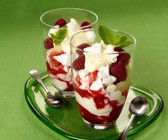 Himbeer-Apfel-Verrine mit Vanillesahne und Baiser
