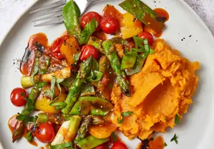 Spargel-Ratatouille mit Süßkartoffelstampf