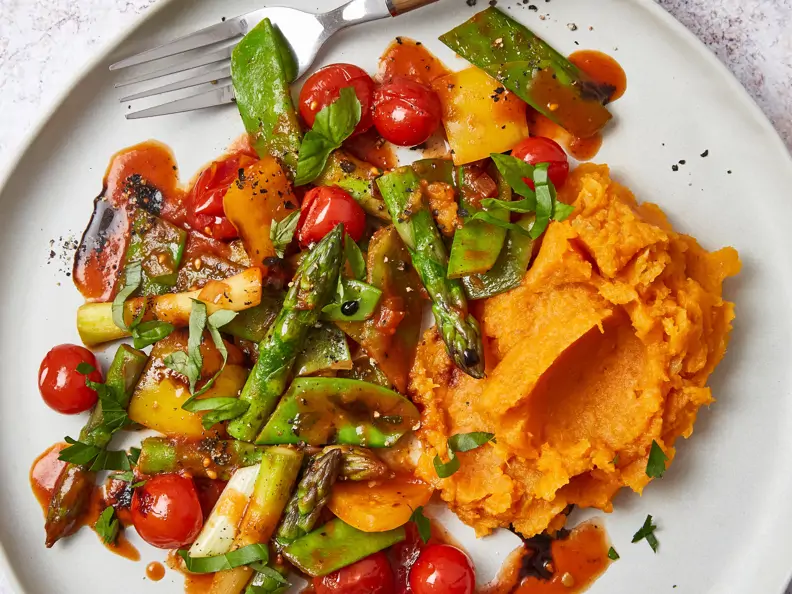 Spargel-Ratatouille mit Süßkartoffelstampf