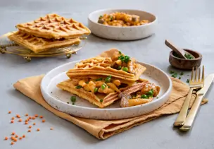 Linsen-Waffeln getoppt mit Rahmgeschnetzeltes