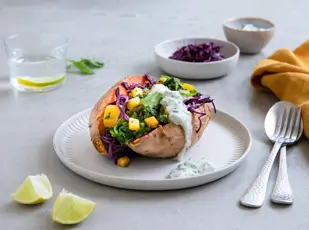 Gefüllte Süßkartoffel mit Linsen Curry und Kokosjoghurt