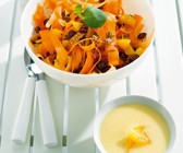 Salat aus Möhrenstreifen mit Joghurt-Apfelsauce