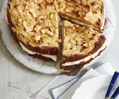 Gefüllter Apfelkuchen mit Streuseln