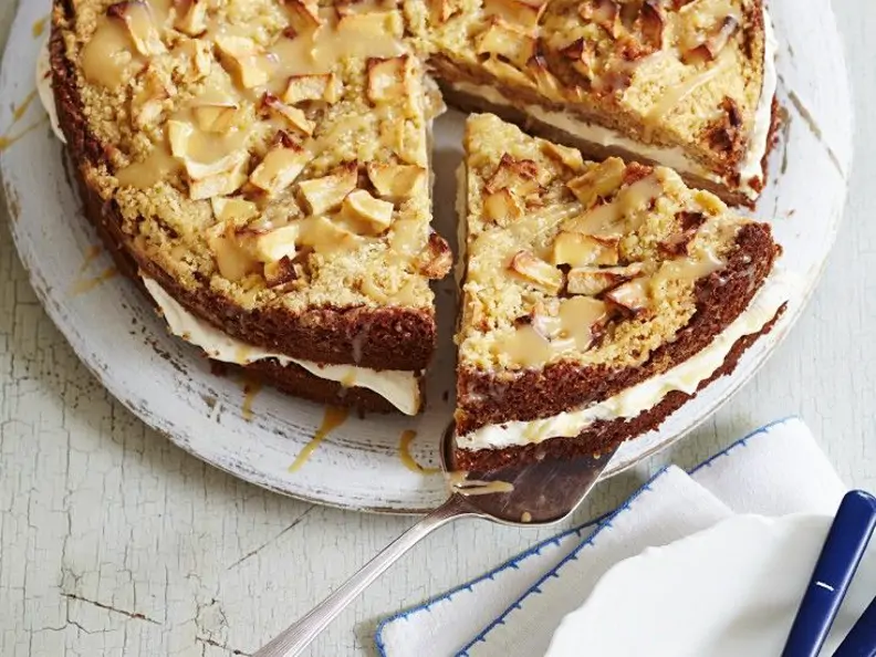 Gefüllter Apfelkuchen mit Streuseln