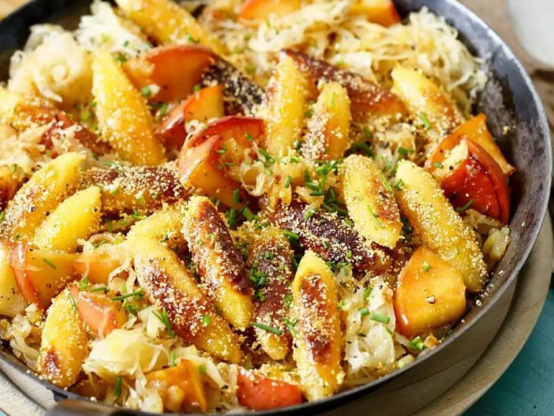 Sauerkraut mit Apfel und Schupfnudeln