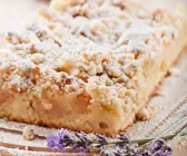 Lavendel-Apfelkuchen mit Streuseln