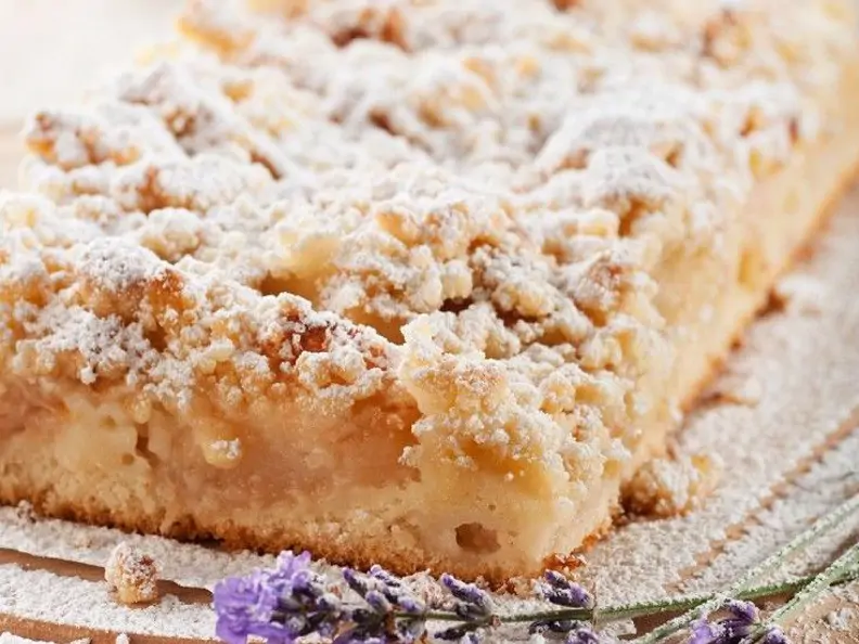 Lavendel-Apfelkuchen mit Streuseln