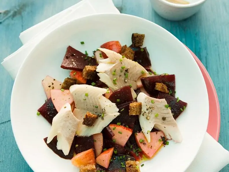 Rote Bete-Apfelsalat mit Fisch
