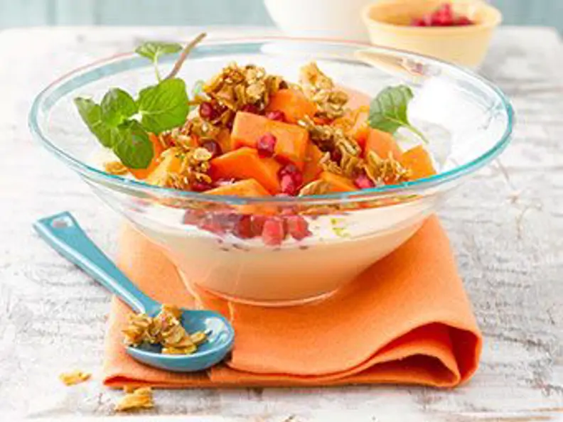Obstsalat mit Papaya und Granatapfel