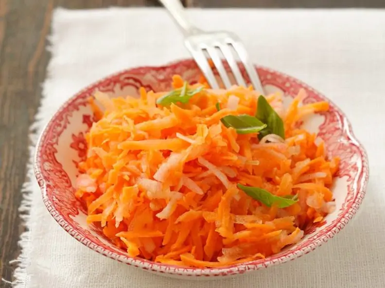 Möhren-Apfelsalat