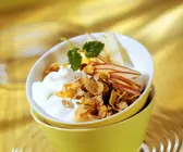 Cornflakes mit Joghurtcreme und Apfel