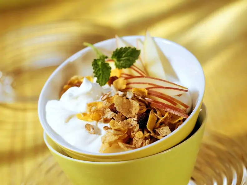 Cornflakes mit Joghurtcreme und Apfel