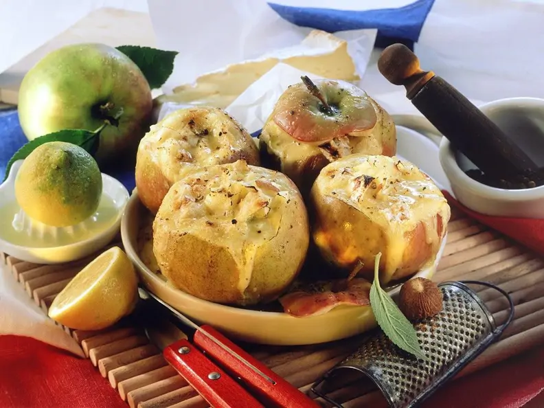 Mit Käse gefüllter Bratapfel