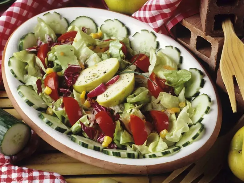 Bunter Salat mit Apfel