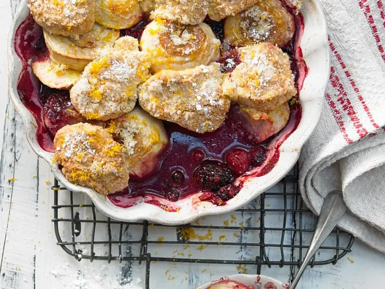Beeren-Apfel-Cobbler