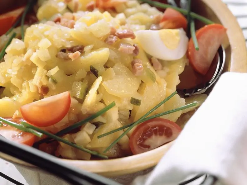 Kartoffel-Specksalat mit Ei und Apfel