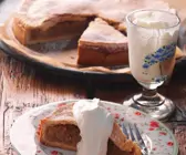 Gedeckter Apfelkuchen mit Sahne