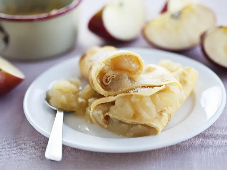 Pfannkuchen mit Apfelkompott