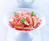 Apfel mit Granatapfelkernen