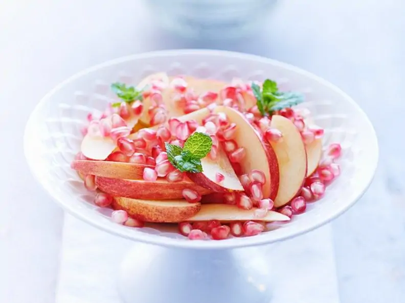 Apfel mit Granatapfelkernen