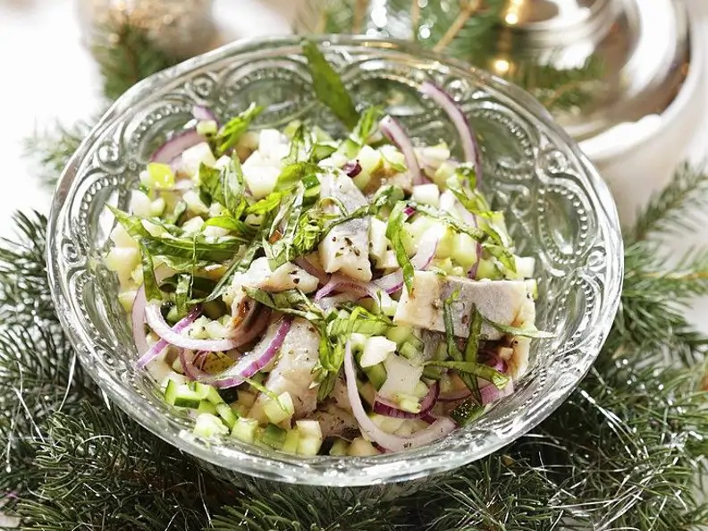 Heringssalat mit Apfel und Gurke