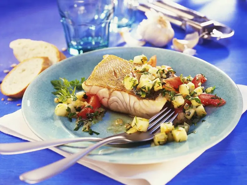 Gebratener Zander mit Apfel und Tomaten