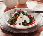 Spinatsalat mit Joghurt und Granatapfelkernen