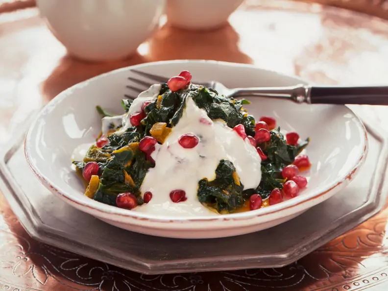 Spinatsalat mit Joghurt und Granatapfelkernen