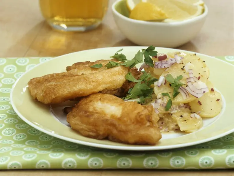 Karpfen im Bierteig mit Kartoffelsalat