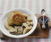 Kleine Grünkern-Pfannkuchen mit Steinpilzen und Holunderbeerenkompott