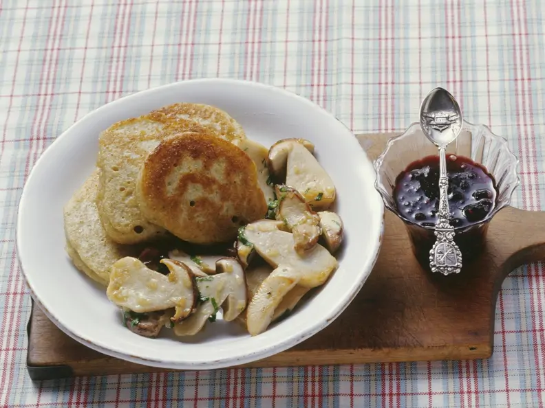 Kleine Grünkern-Pfannkuchen mit Steinpilzen und Holunderbeerenkompott
