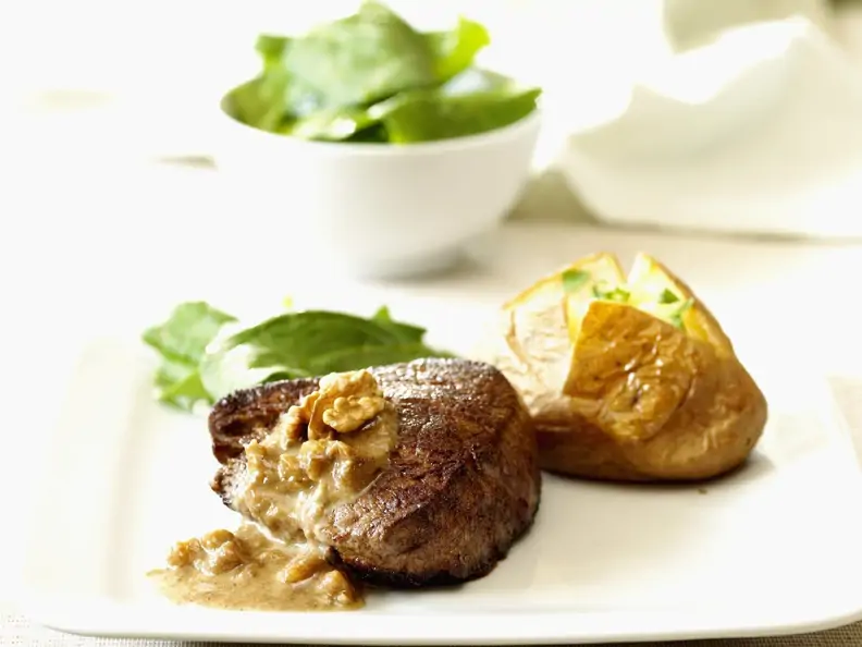 Angusrind-Filet mit Nusssoße und gebackener Kartoffel