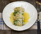 Vier Käse-Spinat-Klößchen mit zerlassener Butter