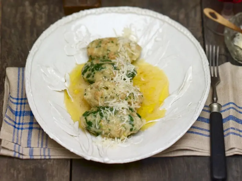 Vier Käse-Spinat-Klößchen mit zerlassener Butter