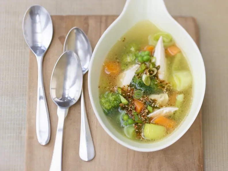 Geflügelsuppe mit scharfem Sesam