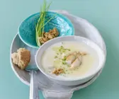 Kartoffelsuppe mit geräucherter Makrele und Walnusskernen