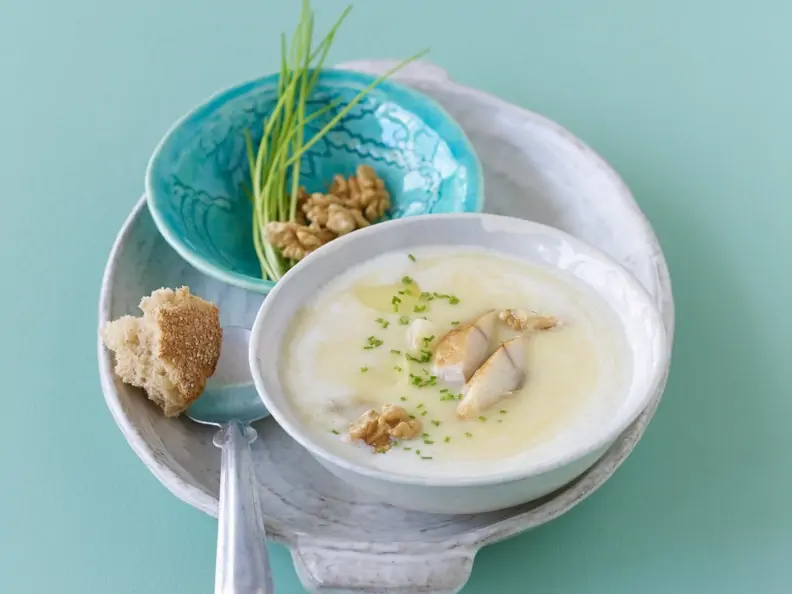 Kartoffelsuppe mit geräucherter Makrele und Walnusskernen