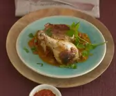 Exotische Hähnchenkeule mit Sultaninen, Tomaten und Zimt