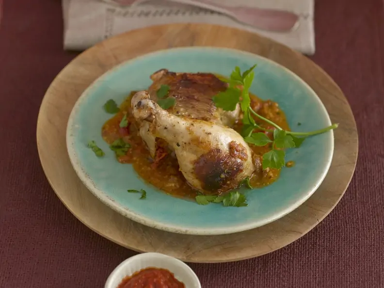 Exotische Hähnchenkeule mit Sultaninen, Tomaten und Zimt
