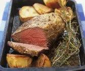 Englischer Braten mit Senfkruste und gebackenen Kartoffeln