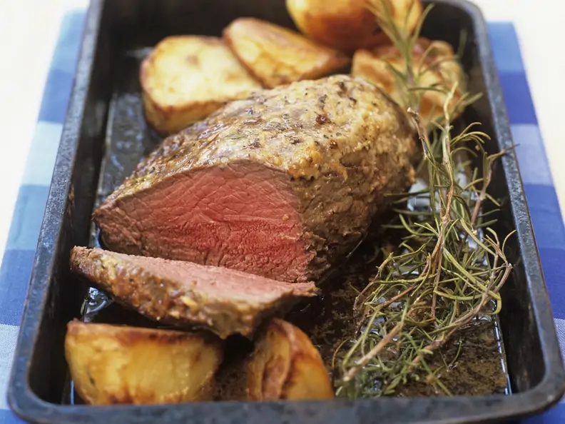 Englischer Braten mit Senfkruste und gebackenen Kartoffeln