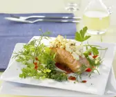Lachsfilet mit Ziegenkäsehaube und Kräutern
