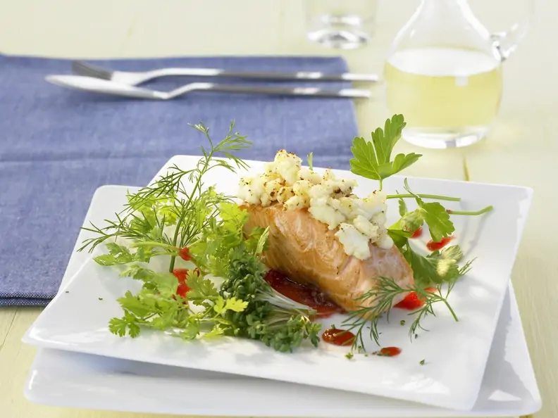 Lachsfilet mit Ziegenkäsehaube und Kräutern