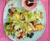 Grüner Salat mit Hühnchen, Obst und Frucht-Dressing